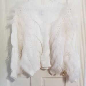 White Faux Fur 3/4 sleeve sweater loose fit women size Medium 147)